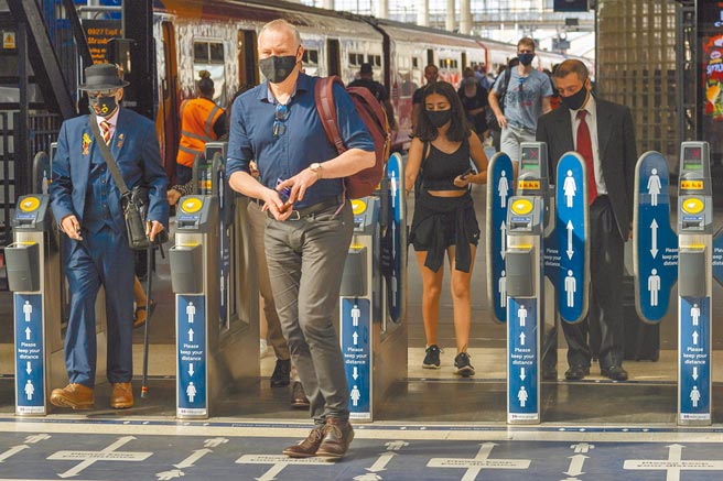 欧洲19日沦为全球第一个累计确诊病例突破5000万例的地区。图为英国伦敦的滑铁卢火车站。（新华社）