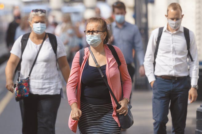 英国英格兰地区19日按计画实施最后阶段「解封」，取消所有剩余防疫限制措施。不过在伦敦滑铁卢火车站，绝大多数旅客仍戴着口罩，对疫情不敢掉以轻心。（新华社）