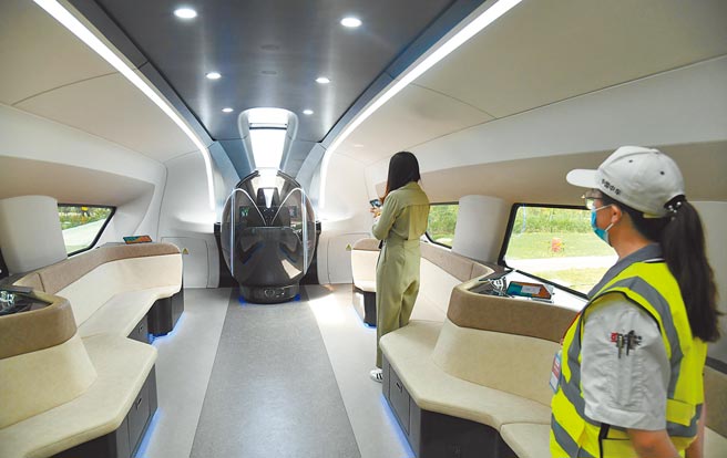 大陸新款時速600公里的磁浮列車20日亮相，對外展示列車內的陳設。（新華社）
