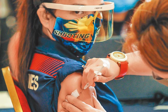 菲律宾所有参与东京奥运的运动员皆接种了中国科兴疫苗。图为5月28日菲律宾运动员接种科兴疫苗。（新华社）