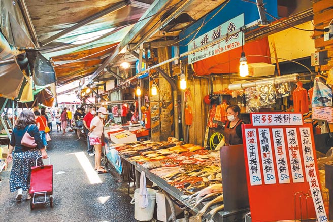竹東中央市場在微解封後，買氣仍未見提升，鎮長張順朋決定租用公有攤位的攤商，減免2個月租金。（羅浚濱攝）