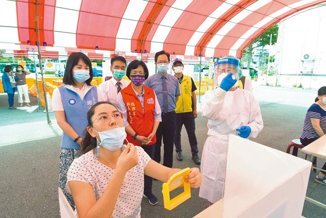 彰化县设置全国第一站COVID-19家用快筛DIY卫教谘询站，由专业医护进驻，协助民眾正确「戳鼻子」採检，让试剂检测结果更准确，有助于强化微解封后落实社区主动监测。（谢琼云摄）
