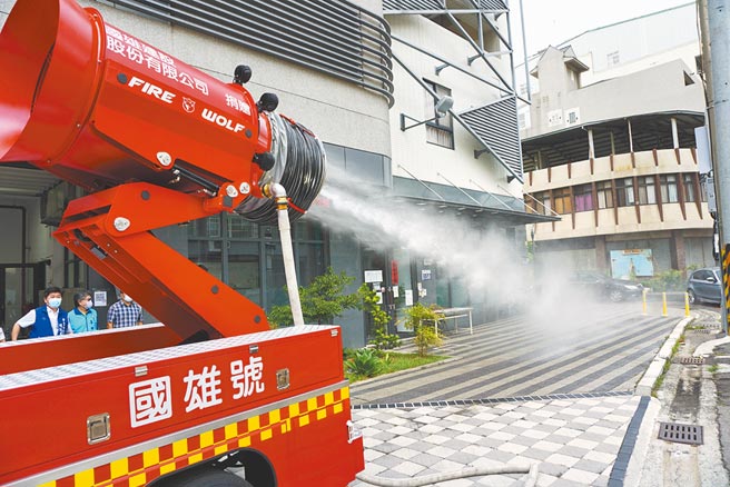 「国雄号」排烟车配备水雾及风导管喷射系统可进行大面积降温或小面积灭火。（王文吉摄）