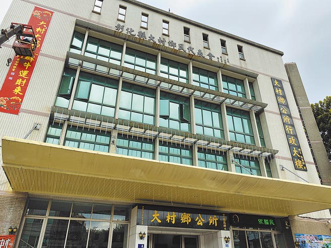 彰化县大村乡公所曾经大手笔发给3.8万乡亲每人2000元礼金，今年发放与否也让乡民十分关心，乡长游盛表示，遗产税将优先放到重大建设，是否持续发放将再讨论。（吴建辉摄）