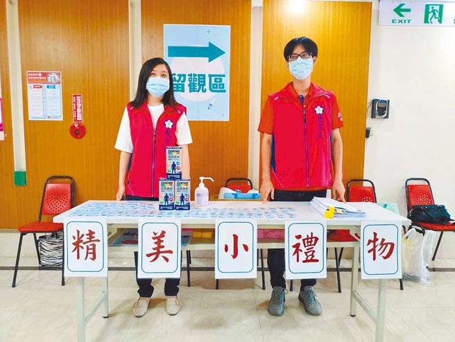 嘉义市20日起连续3天为公立国中小学、私立中学国中部已造册3734教职员接种疫苗，现场还准备维他命送教职员。（嘉义市教育处提供／吕妍庭嘉义传真）