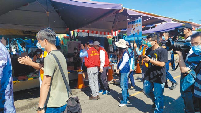 民眾质疑高市府官员日前到兴达港观光渔市场宣导防疫观念，只要求民眾保持社交距离，自己却没有以身作则。（翻摄照片／林瑞益高雄传真）