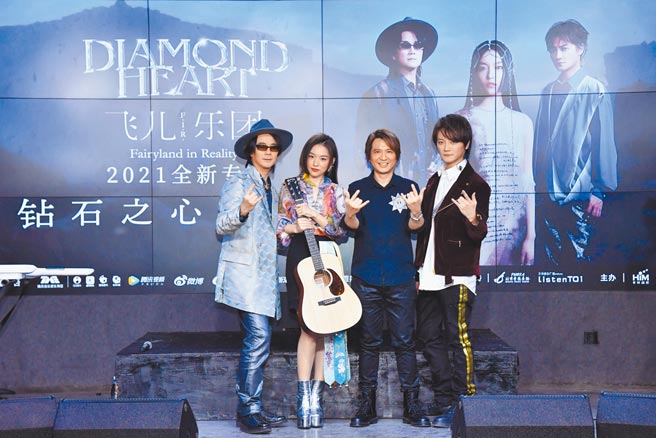 F.I.R.昨在北京舉辦發片音樂會，邀來Beyond鼓手葉世榮（右二）到場力挺。（華研國際提供）