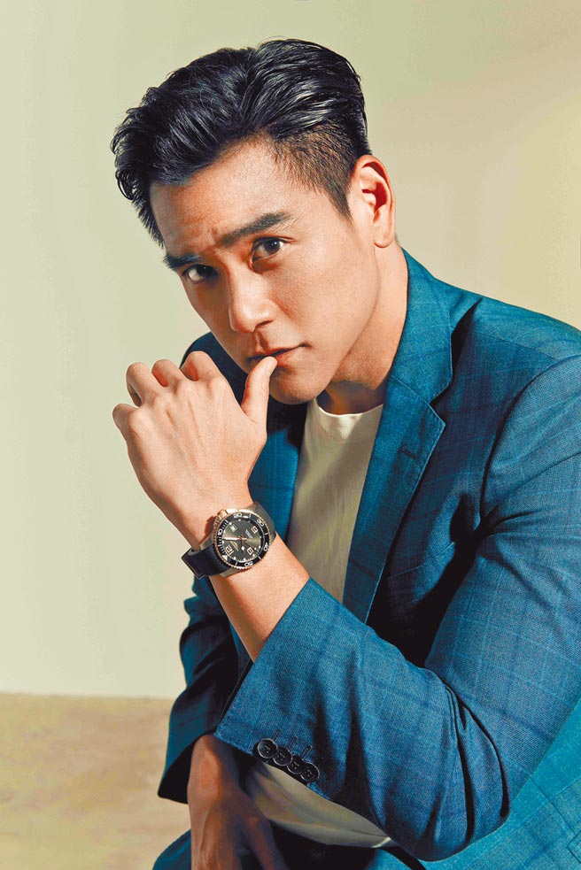 彭于晏帅气诠释浪琴表新款HydroConquest深海征服者系列黑面不锈钢玫瑰金PVD腕表。（Longines提供）