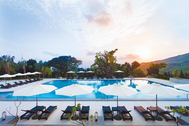 華泰瑞苑戶外泳池池畔，景色宜人。（華泰瑞苑提供）