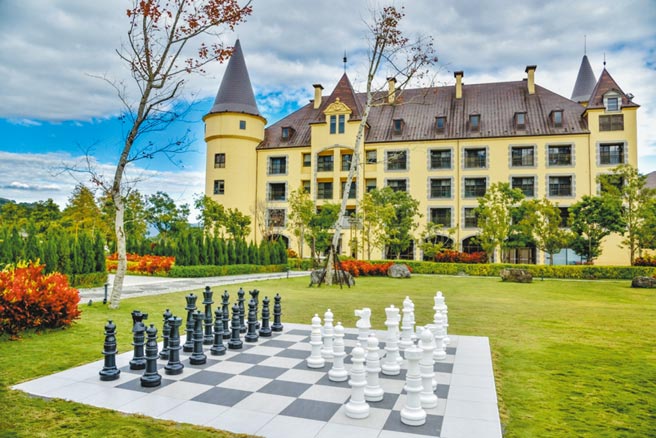 瑞穗天合國際觀光酒店「綠景公園」西洋棋造景。（瑞穗天合國際觀光酒店提供）