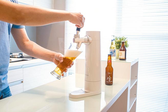 东京奥运即将在本周五开幕，台隆手创馆引进多款日本的酒品如小樽啤酒北之星流、可适用多款啤酒包装，只要2个步骤就能在家痛快畅饮的amadana 超音波啤酒泡泡机。（台隆手创馆提供）饮酒过量有害健康