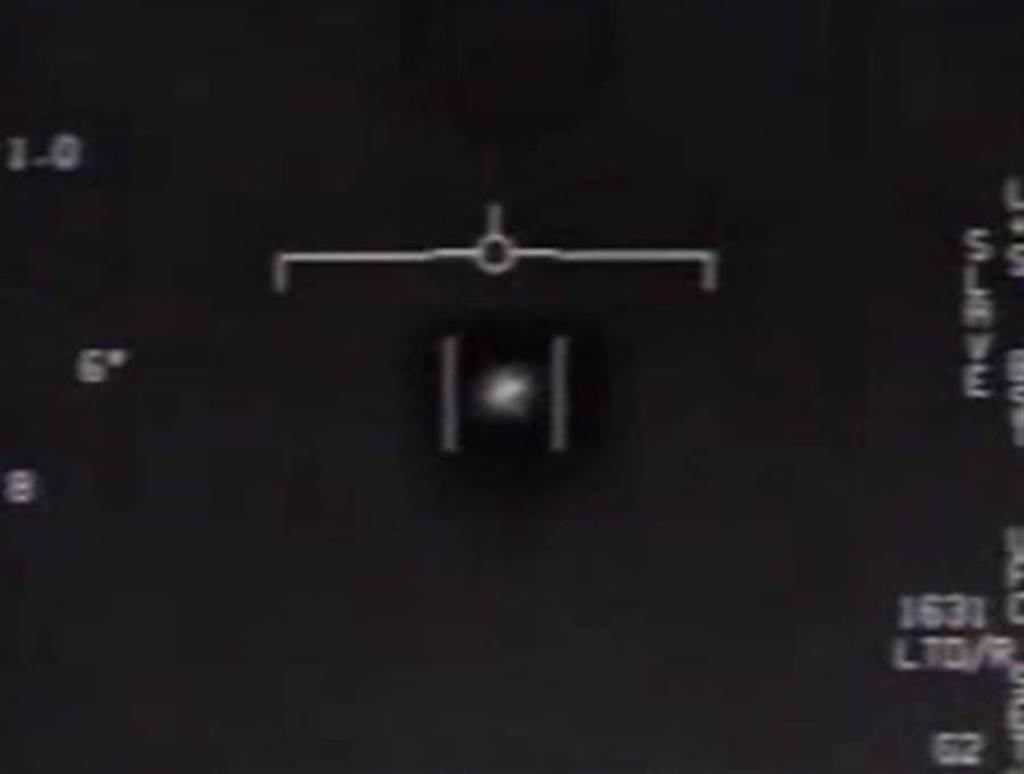 前美国情报官员爆料，五角大厦握有长达23分钟的「超清晰」不明飞行物（UFOs）影片，称画面中UFO的移动方式相当奇怪，连专家看了都忍不住惊叹。（图／撷取自美国国防部公开的UFO影片）(photo:ChinaTimes)