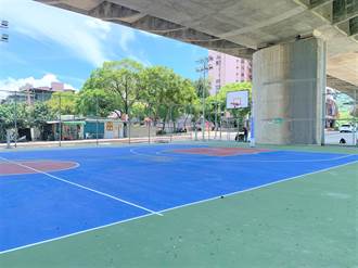 八里商港路台64線橋下籃球場即將完工 增設洗手台、圍網更安全