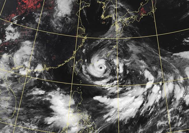 气象局指出，中颱烟花未来有增强趋势，周五、周六（23日、24日）暴风圈最接近台湾，北台湾雨势最为明显。(气象局提供)