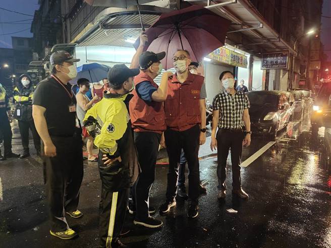 新北市板桥区今天凌晨2点多发生火警，地点是南雅西路二段一栋公寓3楼。（王扬杰翻摄）