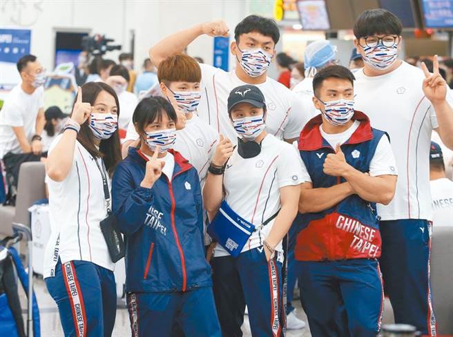 图为举重代表团19日搭乘2020东京奥运专案班机前往日本。（本报资料照片）