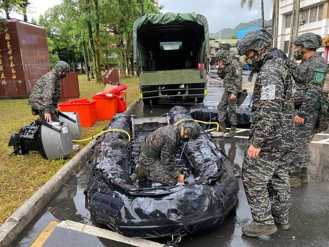 国军弟兄仔细检查胶舟等救灾装备。（军方提供／胡 健森宜兰传真）