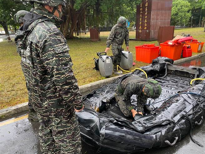  国军弟兄仔细检查胶舟等救灾装备。（军方提供／胡 健森宜兰传真）