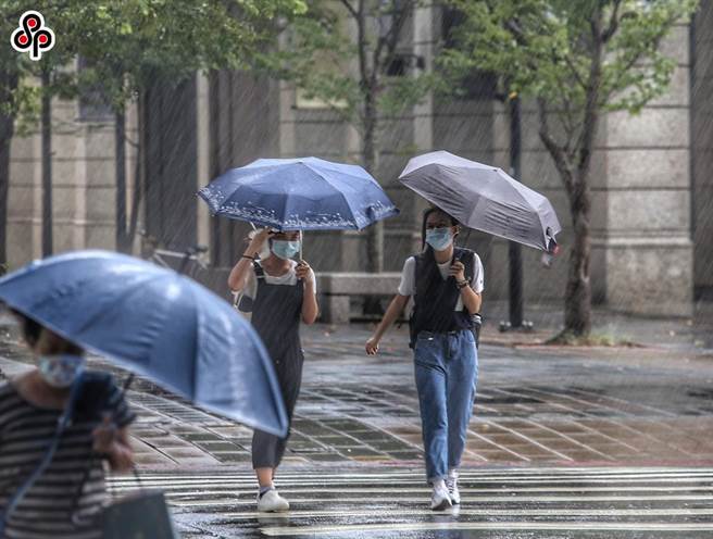 烟花颱风进逼台湾，预料将带来丰沛雨量。（本报资料照）