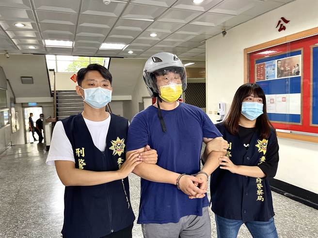 谢姓男子携带枪械出没在台南一带，遭警荷枪实弹围捕，在车内起出衝锋枪1支、已装填2颗子弹的手枪1支。(戴志扬翻摄)