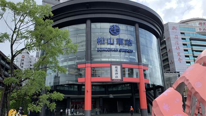 位於松山車站的CITYLINK松山壹號店疑有員工確診，22日商場手扶梯口管制，並貼出公告暫停營業，僅大樓上班員工進出。（姚志平攝）