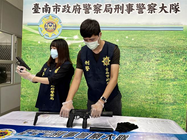 毒品通缉犯衝锋枪及手枪不离手，台南悍警荷枪实弹围捕落网。(戴志扬翻摄)