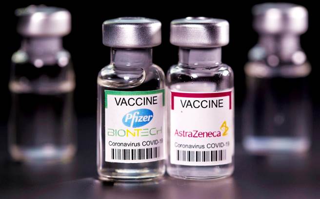 英國政府針對近2萬人的最新真實世界研究發現，接種2劑輝瑞/BNT、AZ疫苗後，預防Delta病毒的有症狀感染保護效力分別高達88%、67%。（資料照／路透社）