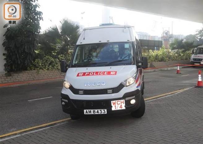 香港苹果日报4高层，遭控违反《香港国安法》，今早西九龙法院开审。（摘自东网）