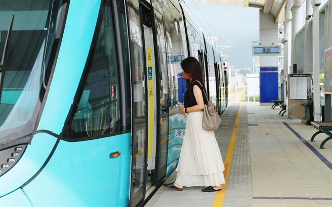 淡海輕軌26日起將縮短平日列車尖峰班距。(新北捷運公司提供)