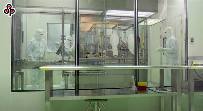 高端疫苗完成緊急使用授權（EUA）審查，食藥署核准可專案製造，但審查會議錄影未公開，委員小組成員也保密，引發輿論強烈批評黑箱作業。(本報資料照)
