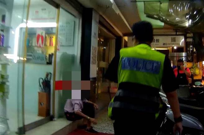 老翁見到員警上前關心，嘴裡不斷呢喃重覆著「我想要回家」的話語，員警趕緊將老翁載返所稍事歇息，並通知家屬前來。（警方提供）