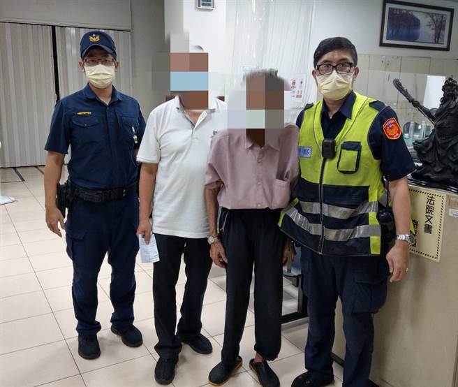 家屬得知消息後匆忙趕到所內，見到老翁身體無礙，頻頻向員警道謝。（警方提供）