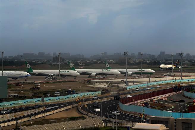 受颱风影响，北台湾风雨增强，停在桃园机场的飞机已做好防颱准备。（陈麒全摄）