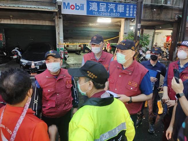 新北市板桥区南雅西路某公寓3楼今凌晨发生死亡火警，造成3死1重伤；新北市长侯友宜表示，清晨已实地了解，责成公安小组以及消防局调查，只要违反建筑相关规定，一定予以重罚，最高裁罚30万元。（新北市府提供）