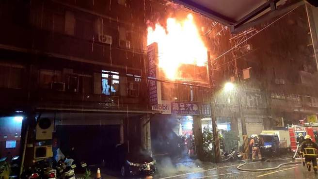 板桥南雅西路凌晨发生3死1重伤火警。（王扬杰翻摄）

