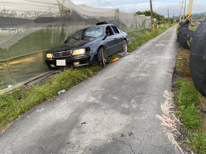 鸳鸯大盗潜屏东九如大坵社区偷电缆，男遭活活打死女重伤，做案车辆留在现场。(戴志扬翻摄)