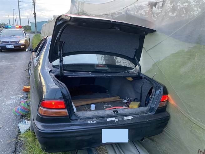 鸳鸯大盗潜屏东九如大坵社区偷电缆，男遭活活打死女重伤，做案车辆留在现场。(戴志扬翻摄)