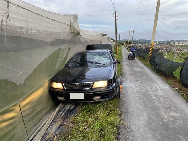 鸳鸯大盗潜屏东九如大坵社区偷电缆，男遭活活打死女重伤，做案车辆留在现场。(戴志扬翻摄)