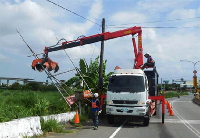 中颱烟花来袭！都发局已拆除危险及竹架广告640件，将持续加强防颱准备。(台中市政府提供)