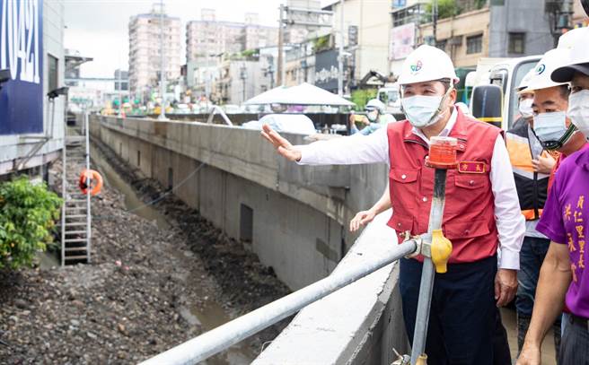 新北市长侯友宜今前往土城抽水站视察，并到亚洲路视察道路拓宽工程，以及现有箱涵加盖拓宽作业。（新北市府提供）