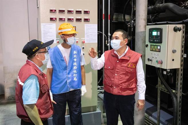 新北市长侯友宜今前往土城抽水站视察，并到亚洲路视察道路拓宽工程，以及现有箱涵加盖拓宽作业。（新北市府提供）
