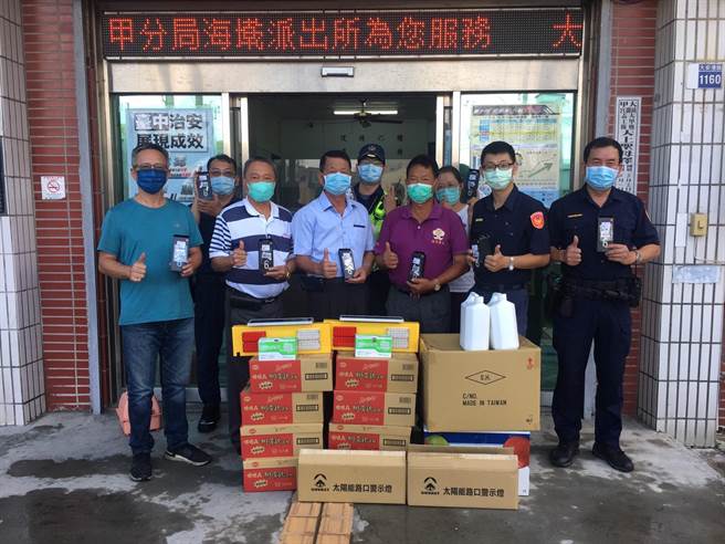 海墘所警友站长王长隆除了赠送防疫物资及路口爆闪灯外，还精心挑赠「智能手环」。（大甲警分局提供／陈淑娥台中传真）