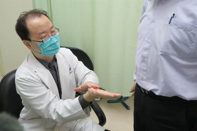 国内新冠肺炎疫情逐渐稳定，但迟迟看不到真正解封的曙光，许多退休长辈习惯每天到公园运动，这次一停停了两个月，造成许多长辈莫名消化变慢，肠胃机能变差到院求诊。（吴建辉摄）