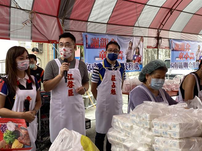 国民党主席江启臣(左二)。(曹婷婷摄)