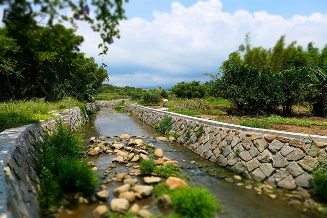 新北市淡水公司田溪和興仁溪、三芝區後厝溪、金山區清水溪長年沒有護岸，一遇大雨有積淹水問題，水利局去年配合前瞻計畫，爭取應急工程經費，陸續完成4條河川護岸工程。（水利局提供）