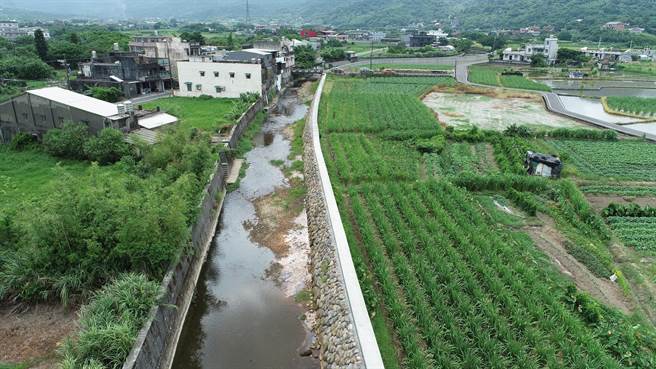 新北市淡水公司田溪和興仁溪、三芝區後厝溪、金山區清水溪長年沒有護岸，一遇大雨有積淹水問題，水利局去年配合前瞻計畫，爭取應急工程經費，陸續完成4條河川護岸工程。（水利局提供）
