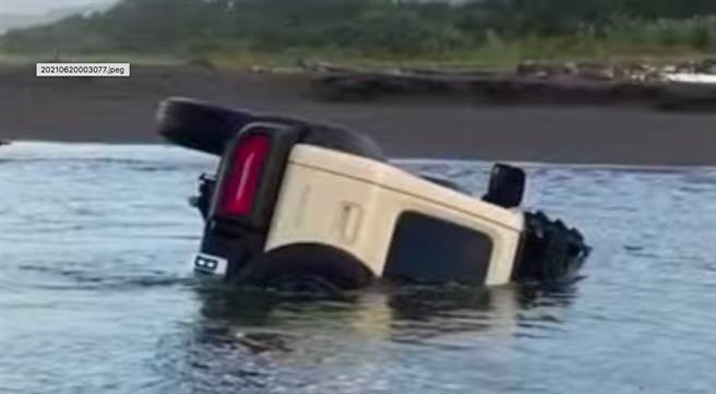 烟花颱风前夕，全新吉普车遭海水灭顶打翻，在岸边的车主也爱莫能助。（图／FB_记者爆料网）