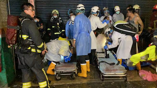 新北市板桥南雅西路二段3楼一间用来当作车行员工宿舍的公寓，22日凌晨突然窜出火舌及浓烟，警消获报赶抵时已全面燃烧，消防人员在火场内发现两具焦尸，救出二名男子无呼吸心跳，送医后一人仍宣告不治，一人仍在急救中，另有3人轻伤。确实起火原因有待消防局火调人员进一步鑑定调查。 （陈君玮摄）