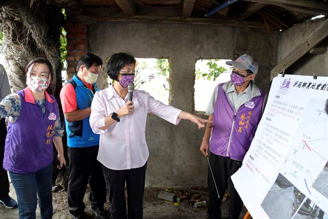 彰化县迎来连续5天的＋0，让长时间守在应变中心的彰化县长王惠美能稍稍喘息，22日上午她到南彰化竹塘、二林、芳苑等乡镇视察农地重划区内多条农路。(吴建辉摄)