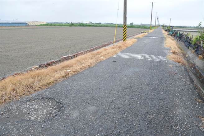 因使用年久导致路面龟裂、破损，甚至沉陷，一口气要将视察的15条总长度达7225公尺农路，铺设全新沥青混离土路面，总经费达2098.5万元，除了提升农民行的安全，也加强农产品的运输效率。(吴建辉摄)